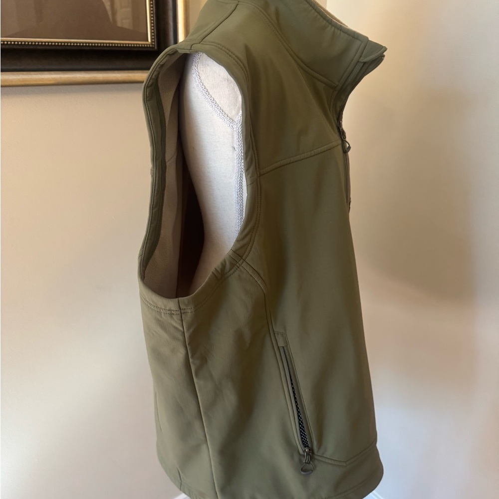 Orvis Vest. Size XXL. In Like New Condition. No rips, stains or signs of wear. - Picture 4 of 9
